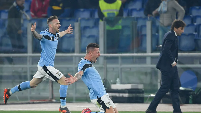 Fotografija: Sergej Milinković Savić je med glavnimi aduti rimskega kluba, ki ima v svojih vrstah tudi prvega strelca lige Cira Immobileja. FOTO: Filippo Monteforte/AFP