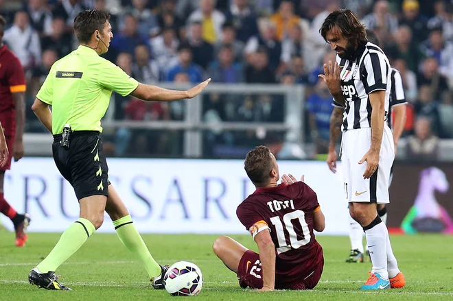 Sodnik Gianluca Rocchi sodi med najboljše italijanske sodnike zadnjega desetletja. Takole je delil pravico tudi legendarnim nogometašem, kakršna sta Francesco Totti in Andrea Pirlo. FOTO: Marco Bertorello/AFP