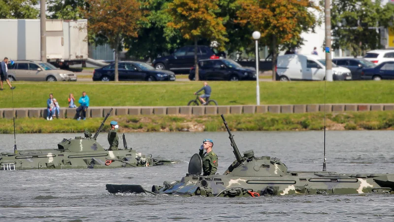 Fotografija: V Minsku je ob 90. obletnici beloruskega vojaškega letalstva potekala vojaška parada. FOTO: Vasily Fedosenko/Reuters