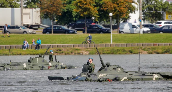 V Minsku je ob 90. obletnici beloruskega vojaškega letalstva potekala vojaška parada. FOTO: Vasily Fedosenko/Reuters