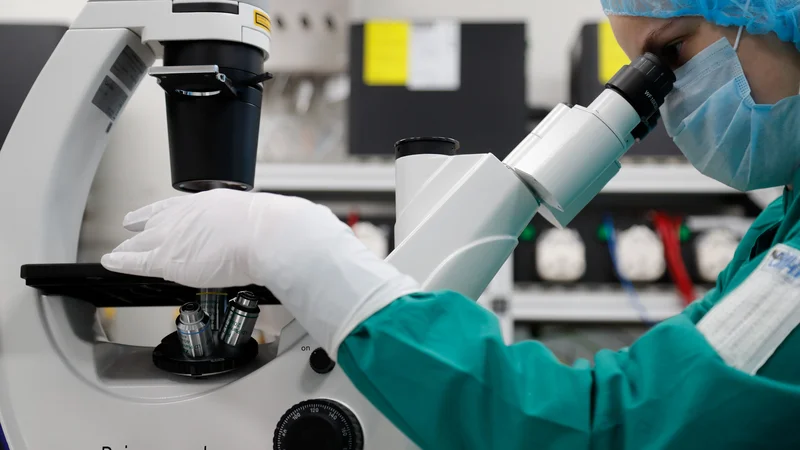Fotografija: Biotehnološka družba Biocad iz Sankt Peterburga je ena od 17 ruskih raziskovalnih ustanov, v katerih preizkušajo zdravila proti covidu-19. Foto Anton Vaganov/Reuters