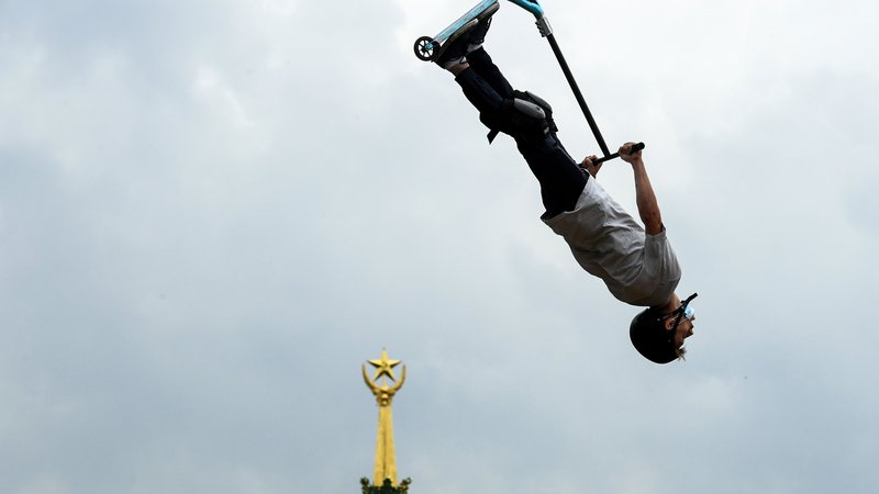 Fotografija: V zabaviščnem parku VDNKh v Moskvi je potekal lokalni turnir tekmovalcev s skiroji. FOTO: Kirill Kudrjavcev/AFP
 