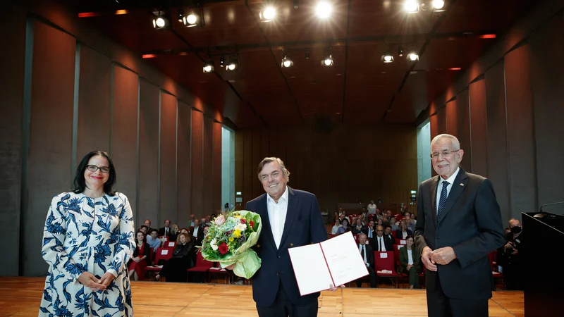 Fotografija: Avstrijska ministrica za kulturo Andrea Mayer, Drago Jančar in avstrijski predsednik Alexander van der Bellen. FOTO: Peter Lechner