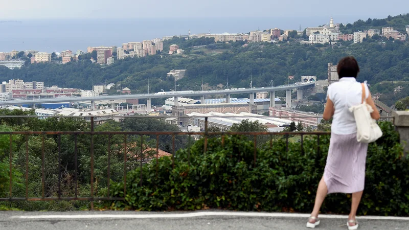 Fotografija: Novi viadukt so Genovčani dočakali brez odgovorov na bistvena vprašanja. Foto: Flavio Lo Scalzo/Reuters