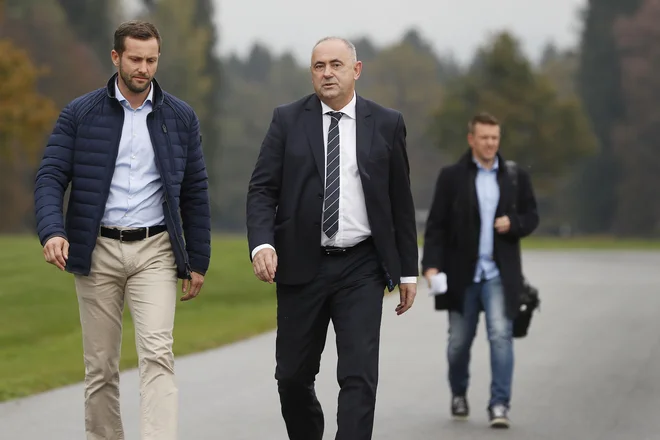 Predsednik NZS Radenko Mijatović (v sredini) in generalni sekretar Martin Koželj bosta v naslednjih tednih pozorno spremljala položaj klubov v 1. in 2. SNL. FOTO: Leon Vidic