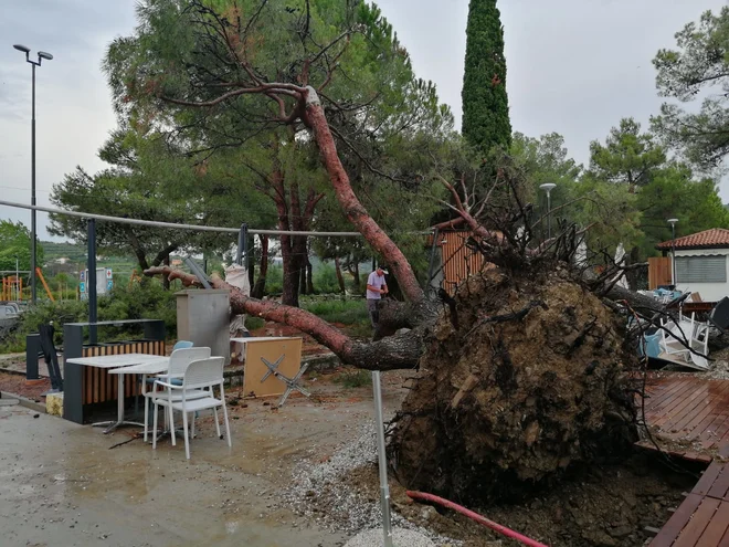 Že popoldne so morali zaradi neurja pristojni organi večkrat posredovati. Posledice neurja na plaži v Strunjanu. FOTO: Lari Lehpamer