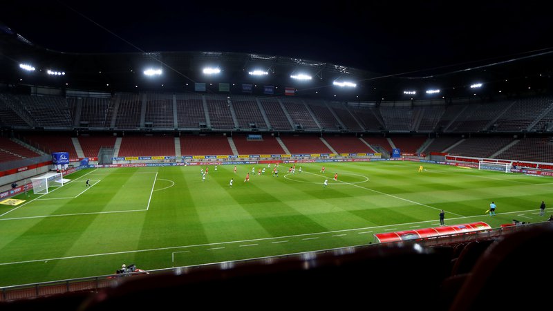 Fotografija: Na lepem celovškem štadionu vnovič ne bo prvoligaškega nogometa. FOTO: Leonhard Föger/Reuters
