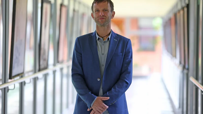 Fotografija: Marko Slavič, direktor Doma Danice Vogrinec Maribor, se sprašuje, kje bodo domovi dobili dodaten kader za mobilne enote.
FOTO: Tadej Regent/Delo