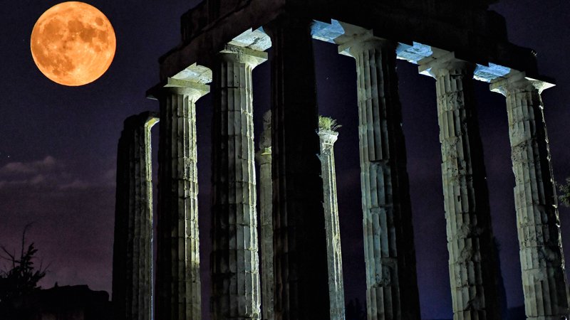 Fotografija: Polna luna nad templjem Zeusa na Olimpu. FOTO: Valerie Gache/AFP