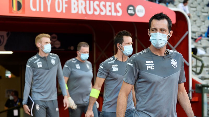 Fotografija: Nogometaši med tekmo ne nosijo zaščitnih mask, zato lahko pride pri kašlju do prenosa okužbe. Hkrati je namerno kašljanje v tekmeca agresivno dejanje, opozarja IFAB.