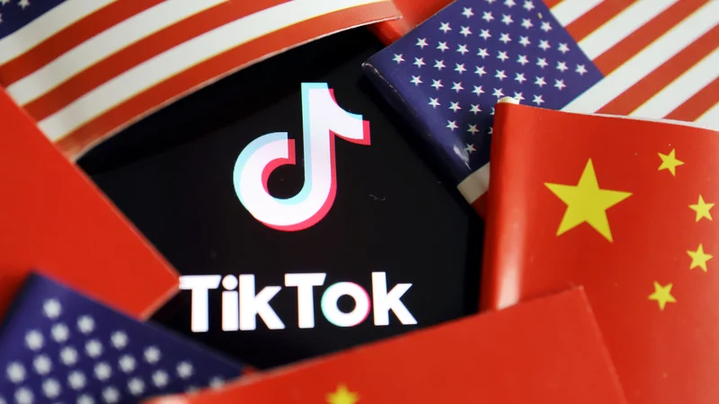 Fotografija: Družbeno omrežje tiktok je eden od kamnov spotike med oblastmi v Washingtonu in Pekingu. FOTO: Florence Lo/Reuters