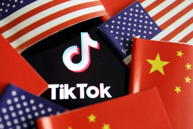 Družbeno omrežje tiktok je eden od kamnov spotike med oblastmi v Washingtonu in Pekingu. FOTO: Florence Lo/Reuters