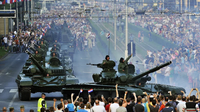 Fotografija: Pred petimi leti so ob 20. obletnici vojaške operacije Nevihta sredi Zagreba pripravili vojaško parado. Foto: Boris Kovačev/Cropix