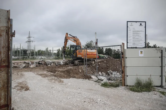 V neposredni bližini nakupovalnega centra Aleja in Celovških dvorov bo slovaški Corwin do konca leta 2021 zgradil stanovanjsko sosesko Kvartet. Foto Uroš Hočevar