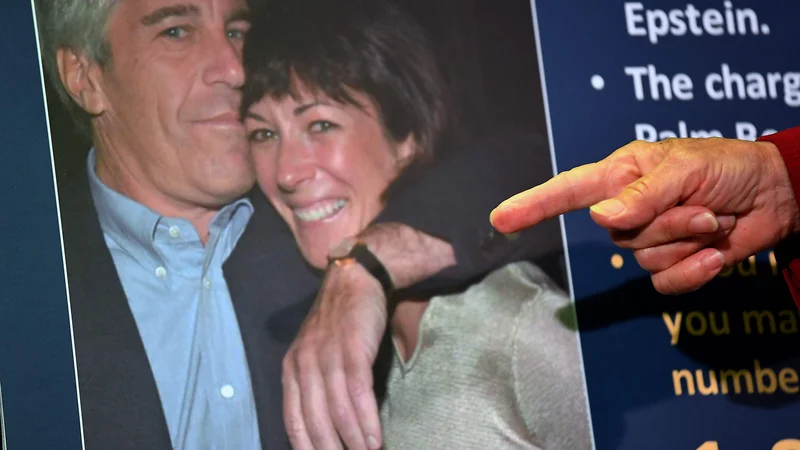 Fotografija: Ghislaine Maxwell in Jeffrey Epstein. FOTO: Johannes Eisele/AFP