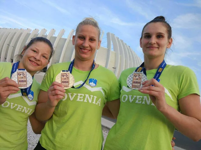 Tudi Tina Trstenjak, Ana Velenšek in Klara Apotekar sodelujejo s trenerjem Fabjanom. FOTO: Marjan Fabjan