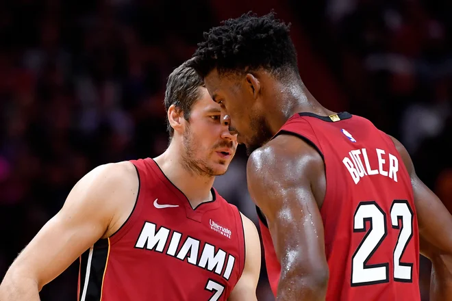 Goran Dragić in Jimmy Butler sta v zadnji minuti dvoboja s Torontom izgubila dve pomembni žogi. FOTO: USA Today Sports