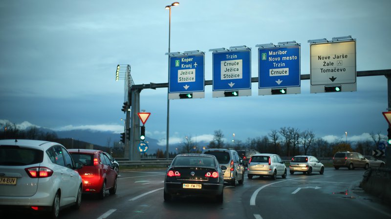 Fotografija: Enostavna krožišča z enim pasom voznikom načeloma ne povzročajo težav, zaplete se, ko je več voznih pasov. FOTO: Jure Eržen/Delo