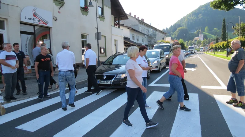 Fotografija: Na Koroškem s protesti zahtevajo cesto, na Dolenjskem pa so nezadovoljni s potekom trase, saj jim bo vsak dan 20.000 tovornjakov rohnelo nad glavami. FOTO: Mateja Kotnik/Delo