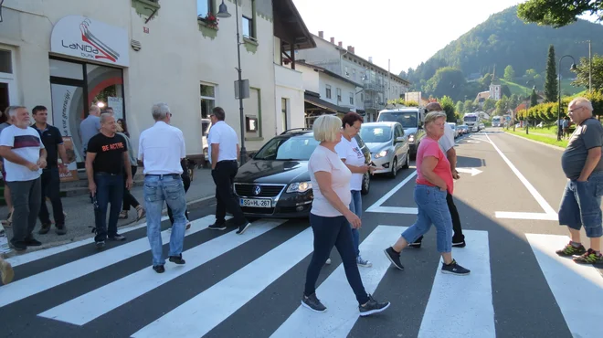 Na Koroškem s protesti zahtevajo cesto, na Dolenjskem pa so nezadovoljni s potekom trase, saj jim bo vsak dan 20.000 tovornjakov rohnelo nad glavami. FOTO: Mateja Kotnik/Delo