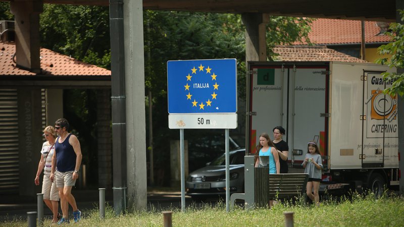 Fotografija: Oblasti v Furlaniji-Julijski krajini so v pismu italijanski vladi prejšnji teden pozvale k »hitremu in ciljnemu ukrepanju«, s katerim bi ustavili prehajanje migrantov iz Slovenije v Italijo. FOTO: Jure Eržen/Delo