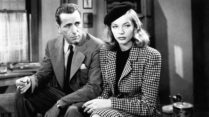 Fotografija: Humphrey Bogart kot Chandlerjev Philip Marlowe in Lauren Bacall kot fatalna ženska sta zablestela v Hawksovem Globokem spanju.
Foto promocijsko gradivo