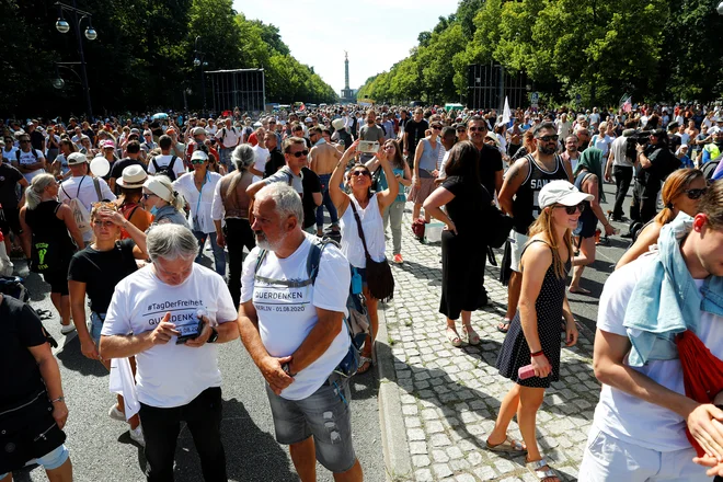 Protestniki v Berlinu protestirajo proti omejitvam zaradi epidemije novega koronavirusa. Foto Fabrizio Bensch/Reuters