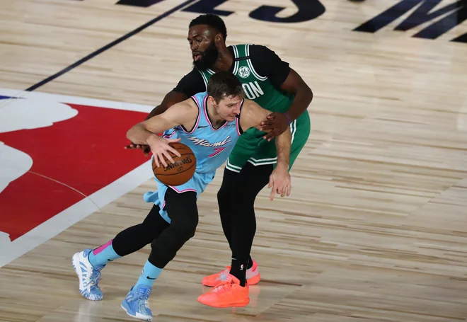 Goran Dragić (z žogo) je v majici Miamija zaznamoval tudi derbi z Bostonom. FOTO: Kim Klement/Usa Today Sports