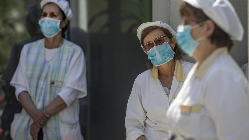 Fotografija: V torek je v Sloveniji umrla ena s koronavirusom okužena oseba. FOTO: Voranc Vogel/Delo