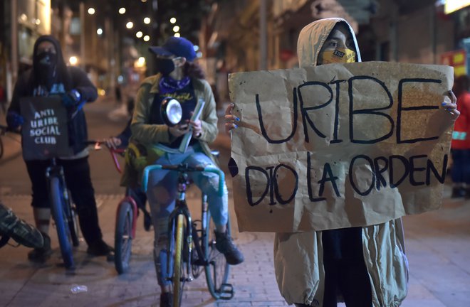 Nasprotniki Uribeja so se v torek zbrali v kolumbijski prestolnici Bogotá. FOTO: Raul Arboleda/AFP