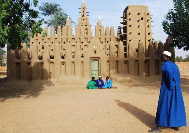 Dogonska mošeja iz blata v vasi Koni Komboro v pokrajini Mopti v osrednjem Maliju je primer tradicionalne gradnje tega območja. FOTO: Florin Lorganda/Reuters