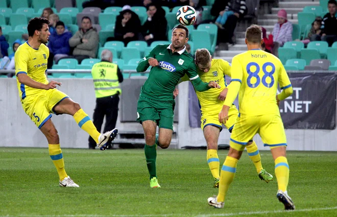 Uroš Korun (desno) je v slovenski ligi nazadnje igral za Domžale, zdaj bo nosil majico Ljubljančanov. FOTO: Blaž Samec/Delo