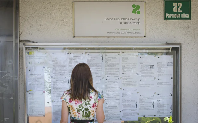 Julija se je na zavodu za zaposlovanje na novo prijavilo 8422 brezposelnih, za skoraj tretjino več kot julija lani. FOTO: Jože Suhadolnik/Delo