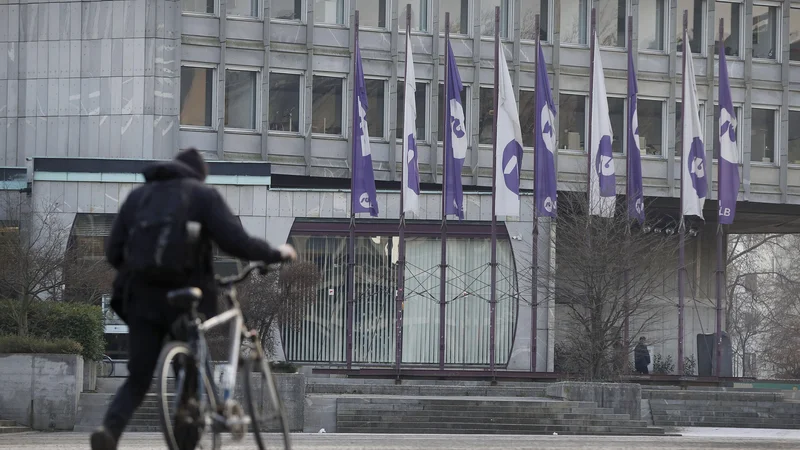 Fotografija: Zaradi padca prihodkov je dobiček bank nižji kot lani. FOTO: Leon Vidic/Delo