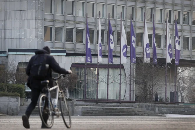 Zaradi padca prihodkov je dobiček bank nižji kot lani. FOTO: Leon Vidic/Delo