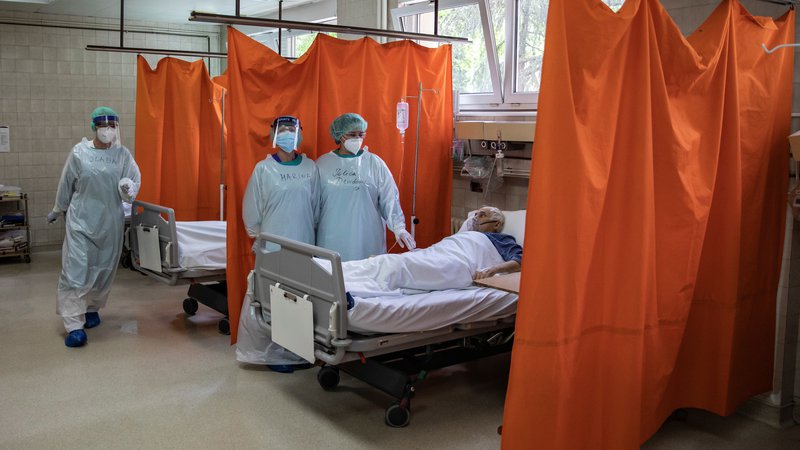 Fotografija: Prizor iz bolnišnice v Beogradu. Na respiratorjih je v Srbiji 132 ljudi. FOTO: Marko Djurica/Reuters