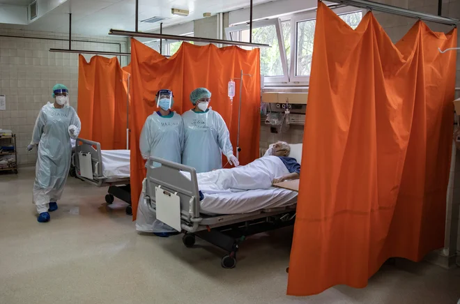Prizor iz bolnišnice v Beogradu. Na respiratorjih je v Srbiji 132 ljudi. FOTO: Marko Djurica/Reuters
