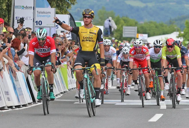 Dylan Groenewegen, ki se je predlani takole veselil 1. mesta na etapi dirke po Sloveniji v Rogaški Slatini, je šel v boju za zmago to pot predaleč. FOTO: Tadej Regent/Delo