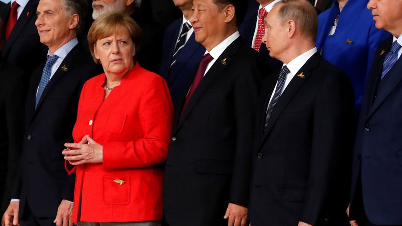 Fotografija: Za Nemčijo so kljub Trumpu ZDA glavne zaveznice, a spori ZDA s Kitajsko in Rusijo postavljajo državo v nehvaležen položaj.               Foto Wolfgang Rattay/Reuters