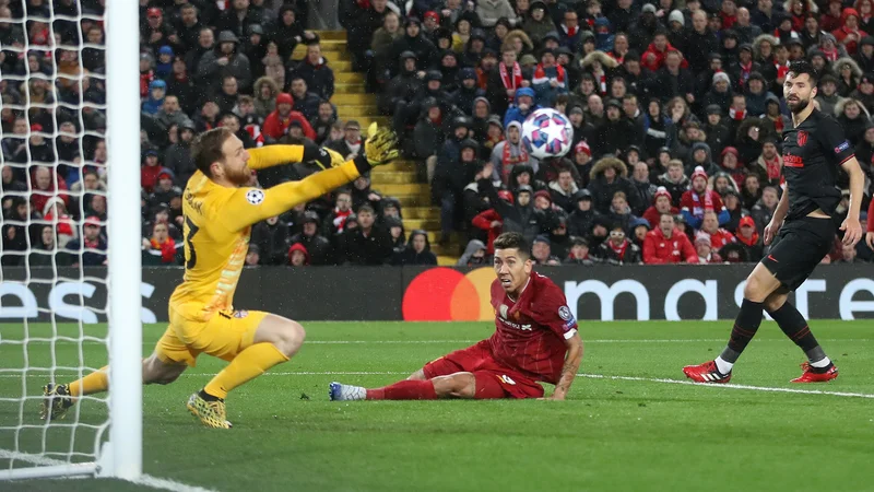 Fotografija: Jan Oblak je 11. marca z bravuroznimi obrambami Liverpoolu preprečil ubranitev naslova. FOTO: Carl Recine/Reuters