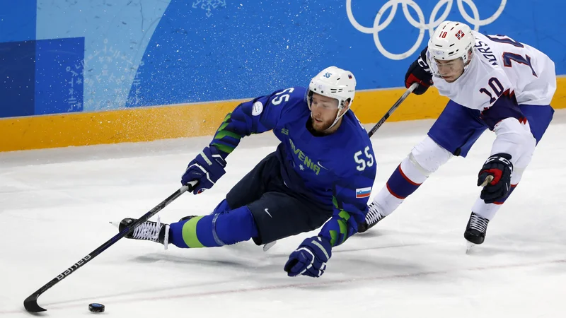 Fotografija: Robert Sabolič je že dolgo med vodilnimi slovenskimi hokejskimi reprezentanti, ni pa še jasno, pri katerem klubu bo igral v novi sezoni. FOTO: Grigory Dukor/Reuters