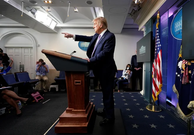 Donald Trump je po mnenju Facebooka in Twitterja javnost zavajal z objavo, da so otroci skoraj odporni na novi virus. FOTO: Joshua Roberts/Reuters