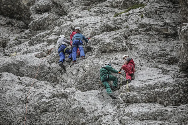 Pri prenovi so zamenjali in prenapeli 290 m jeklenic, zvrtali 62 lukenj in namestili 44 različnih vrst klinov. FOTO: PZS