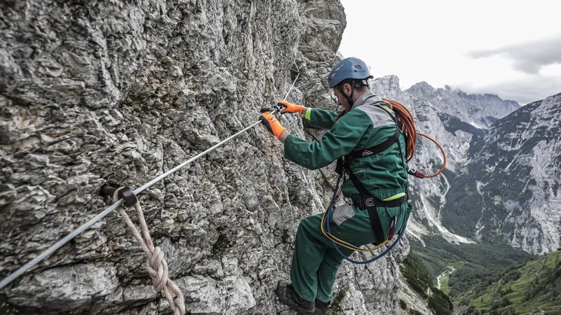 Fotografija: Na poti so odstranili dva kvadratna metra skal, ki so pot ovirale zaradi podora naravne police. FOTO: PZS