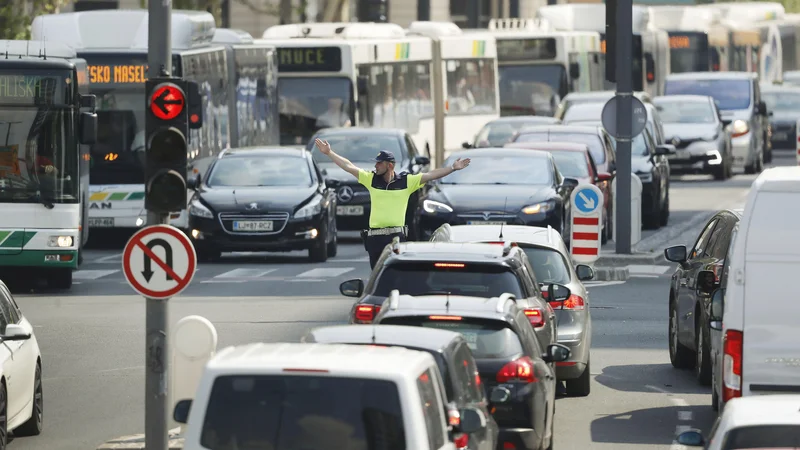 Fotografija: Slovenci za volani. Foto: Leon Vidic/Delo