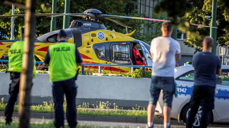 Fotografija: Nizozemca so po hudem padcu oživljali skoraj eno uro in ga s helikopterjem nemudoma odpeljali na intenzivni oddelek klinike v Sosnoviecu na poljskem jugu. FOTO: Grzegorz Celejewski/Reuters