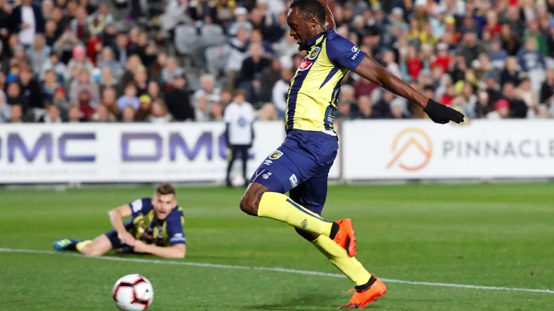 Fotografija: Usain Bolt v akciji v dresu moštva Central Coast Mariners. FOTO: David Gray/Reuters