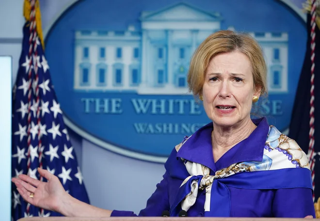 Deborah Birx je doslej delala za tri predsednike, poleg Trumpa še za Georgea W. Busha in Baracka Obamo. FOTO: Mandel Ngan/AFP