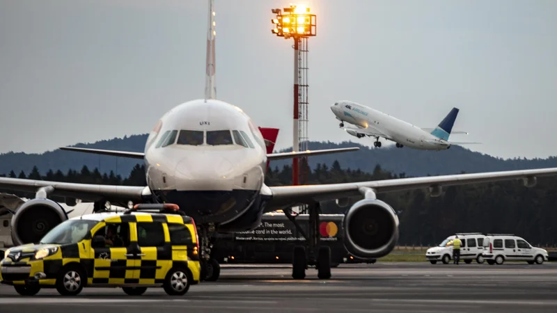 Fotografija: Cilj pobude ReFuelEU letalstvo je izkoristiti okrevanje kot priložnost, da letalstvo postane bolj okolju prijazno. FOTO: Voranc Vogel/Delo