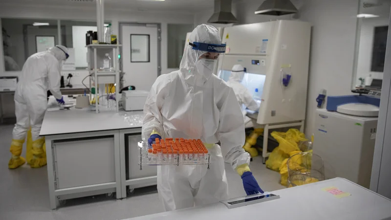 Fotografija: Preiskave koronavirusa v laboratoriju v Beogradu. FOTO: Marko Djurica/Reuters